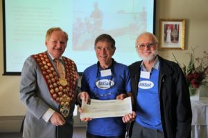 Frank Dreyer and Adrian Boss from BIKEast accept the grant from Woollahra Mayor Peter Cavanagh.